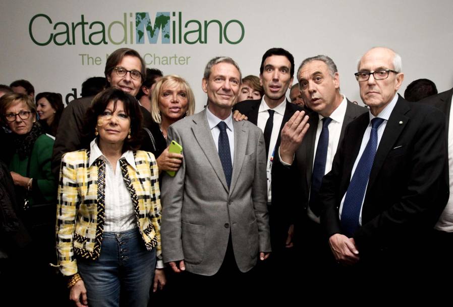 Il prefetto di Milano e nuovo commissario di Roma Francesco Paolo Tronca, con Legnini e Martina alla firma della Carta di Milano (Ansa)